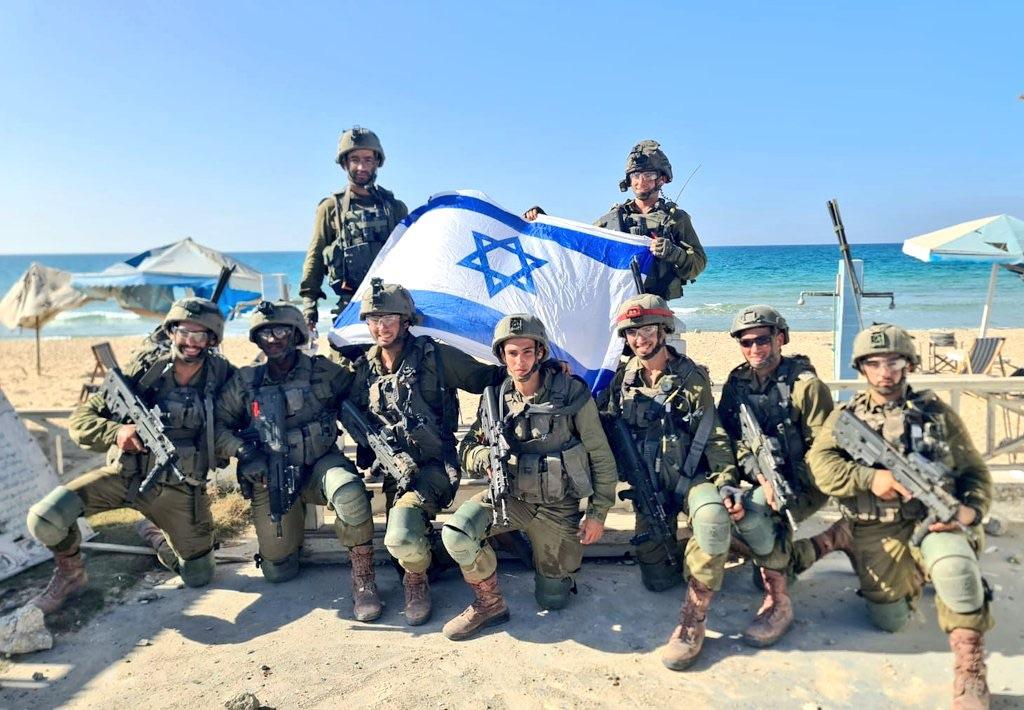 IDF soldiers with Israeli flag